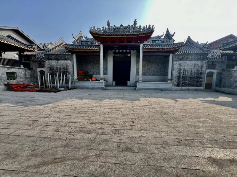 Temple à coter de l'ecole